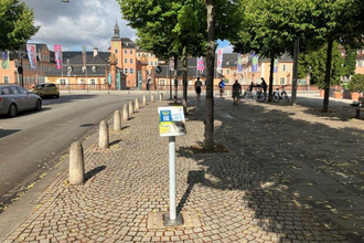 Informationsstehle der Weitersehen App vor dem Schwetzinger Schloss | © Landratsamt Rhein-Neckar-Kreis