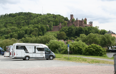 Wohnmobilstellplatz in Kreuzwertheim am Main mit Blick auf die Wertheimer Burg und den Main | © TLT
