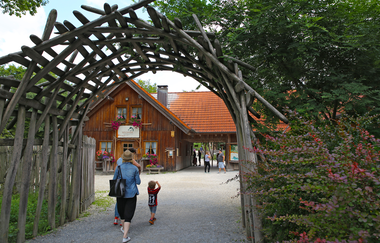 Ein Holzbogen führt in Richtung des Eingangs vom Wildpark. | © ps:ag