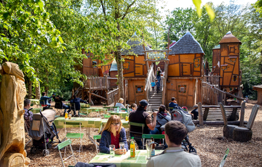 Der Abenteuerspielplatz "Koboldburg" im Hintergrund. Eltern nebenan im Biergarten. | © ps:ag