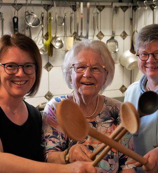 Drei Frauen halten je einen Rührlöffel und lachen | © Touristikgemeinschaft Hohenlohe e. V  | Winkler's Weinstube