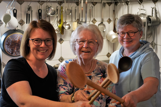 Drei Frauen halten je einen Rührlöffel und lachen | © Touristikgemeinschaft Hohenlohe e. V  | Winkler's Weinstube