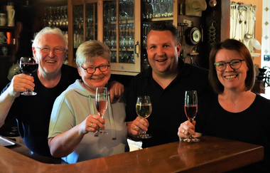 Zwei Paare stossen miteinander an | © Touristikgemeinschaft Hohenlohe e. V.  | Winkler's Weinstube