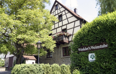 Die Weinstube hat außen Fachwerk und ist von Bäumen umgeben | © Touristikgemeinschaft Hohenlohe e. V. | Winkler's Weinstube