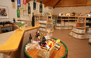 Blick in die Vinothek, verschiedene Regale mit Weinflaschen sowie Weinpräsente. | © Winzer von Baden