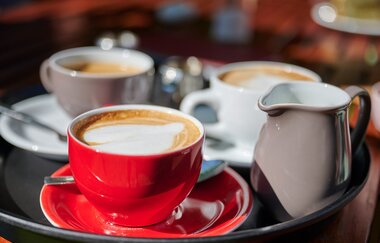 Tasse Kaffee mit Milchkännchen | Winzercafé Neipperg | Brackenheim | Kaffeespezialitäten | © Neckar-Zaber-Tourismus e.V.