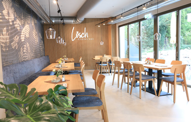 Neuer Bau mit luftigem Ambiente und schöner Einrichtung mit Tischen und Stühlen | © Touristikgemeinschaft Hohenlohe e. V.  | Winzerstube Lösch