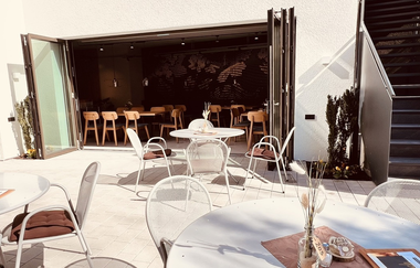 Sommerterrasse mit modernen Sitzmöbeln | © Touristikgemeinschaft Hohenlohe e. V.  | Winzerstube Lösch