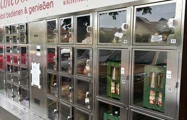 Selbstbedienungsautomat mit Säften und weiteren Produkten | © Touristikgemeinschaft Hohenlohe e. V. | Winzerstube Lösch