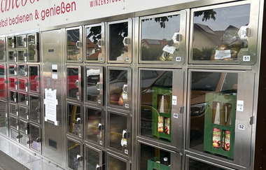 Selbstbedienungsautomat mit Säften und weiteren Produkten | © Touristikgemeinschaft Hohenlohe e. V. | Winzerstube Lösch