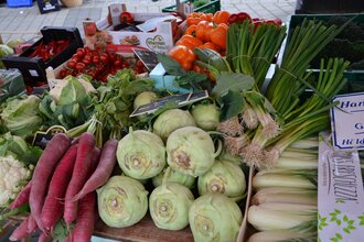 Verschiedenes frisches Gemüse an einem Marktstand
