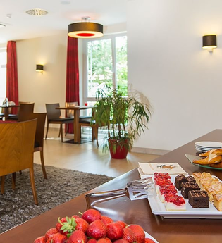 Ein Kuchenbuffet ist angerichtet | © Touristikgemeinschaft Hohenlohe e. V. | Hotel Württemberger Hof