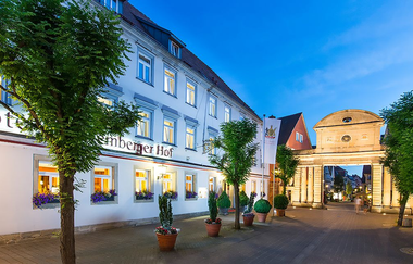 Nachts ist das Hotel beleuchtet und man hat einen schönen Blick auf das Obere Tor | © Touristikgemeinschaft Hohenlohe e. V. |  Hotel Württemberger Hof