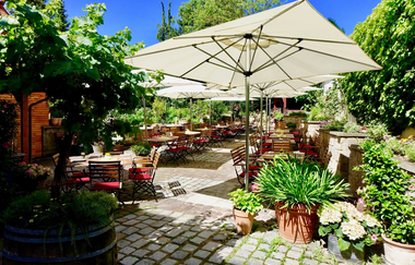 Terrasse mit Sonnenschirmen und Sitzmöglichkeiten | Zinser's Flämmle | Brackenheim-Neipperg | © Zinser's Flämmle
