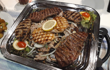 Platte mit gegrilltem Fleisch | © Zum Griechen