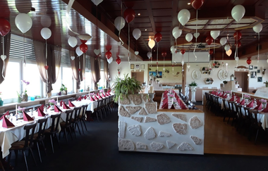 Gastraum mit Luftballons geschmückt | © Zum Griechen