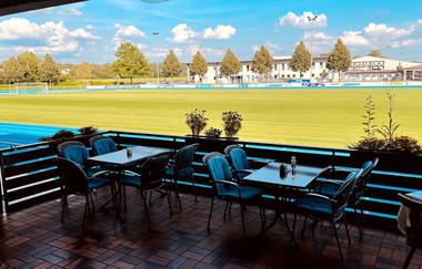 Terrasse mit Blick auf Sportplatz | © Zum Griechen