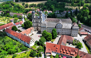 Die Klosteranlage von oben | © Touristikgemeinschaft Hohenlohe e. V. | Andi Schmid