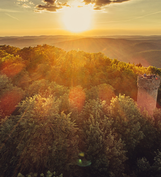 Sonnenuntergang am Katzenbuckel mit dem Aussichtsturm und einem schönen Weitblick in die umliegende Landschaft im Odenwald | © Touristikgemeinschaft Odenwald e.V._Chris Frumolt