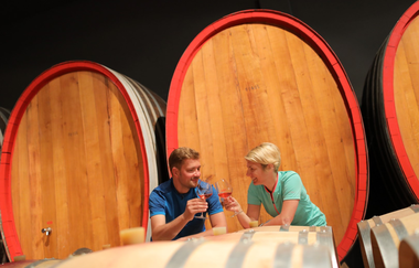 Anstossen vor Weinfässern in Hohenlohe | © Hohenlohe Künzelsau