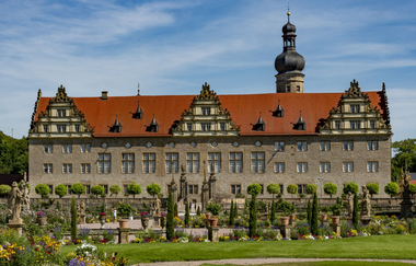 Blick aus dem Schlossgarten auf das Schloss Weikersheim.