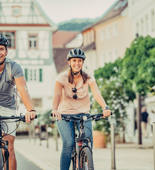 Radfahrer fahren durch Künzelsau | © www.kocher-jagst.de