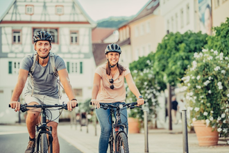Radfahrer fahren durch Künzelsau | © www.kocher-jagst.de
