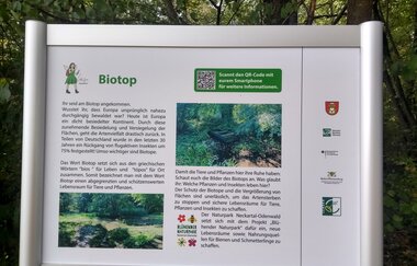 Ein Informationsschild über ein Biotop mit QR-Code | © Gemeinde Helmstadt-Bargen