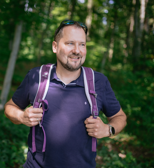 Wanderer bei Steinerner Tisch in Bretzfeld. | © Hohenloher Perlen
