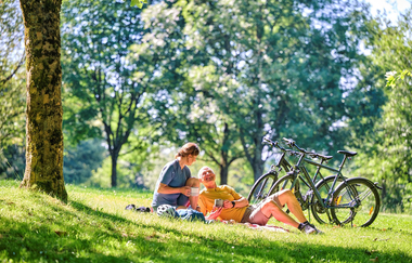 Radfahrende machen Pause am Schleierhofer See | © Touristikgemeinschaft Hohenlohe e. V. | Florian Trykowski