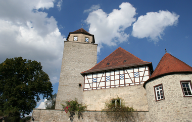 Das Schloss hat Fachwerk außen und einen hohen Turm | © Touristikgemeinschaft Hohenlohe e. V. | Marion Schlund