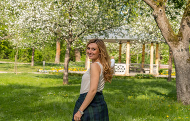 Eine junge Frau blickt  beim Laufen zurück in die Kamera. Sie läuft in einem Park. | © Stadt Bad Mergentheim