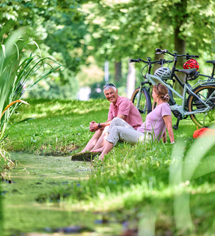 Pause im Hofgarten Öhringen am Wasser | © Touristikgemeinschaft Hohenlohe | Florian Trykowski