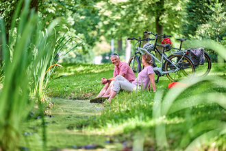 Pause im Hofgarten Öhringen am Wasser | © Touristikgemeinschaft Hohenlohe | Florian Trykowski