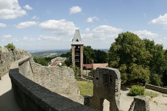 Alte Burgmauern und ein Turm, von beidem kann man in die Weite sehen. | © Ludwig Maerz