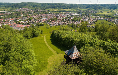 Luftbildaufnahme - Blick über Kernerturm den Berghang hinunter auf Gaildorf, im Hintergrund auf der anderen Talseite die bewaldeten Limpurger Berge mit zahlreichen Windrädern | © Stadt Gaildorf