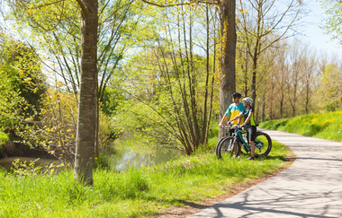 BühlerSchleife Ost - zwei Radfahrer halten an der Bühler und schauen auf den Fluss | © Arbeitsgemeinschaft Kocher-Jagst-Radweg