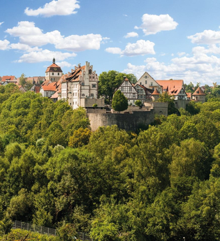 Fachwerkwerkhäuser von Vellberg thronen hoch über dem grünen Bühlertal | © Hohenlohe + Schwäbisch Hall Tourismus e. V.