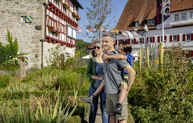 Wanderer im Kräutergarten im "Städtle" in Vellberg | © Hohenlohe + Schwäbisch Hall Tourismus e. V.