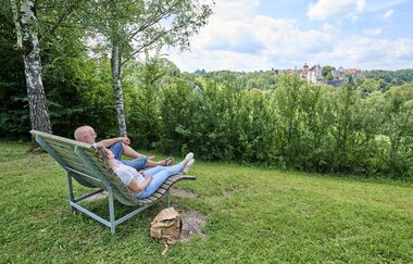 Panoramaliege mit Ausblick aufs Städtle von Vellberg | © Hohenlohe + Schwäbisch Hall Tourismus e. V.