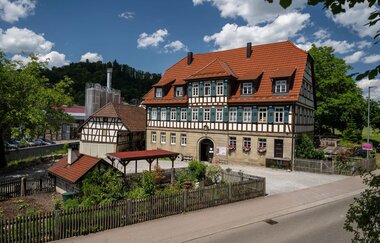 Außensicht der Rümelinsmühle, einer historischen Wassermühle.