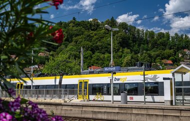 Bahnhof in Murrhardt mit einem bwegt-Zug im Hintergrund.