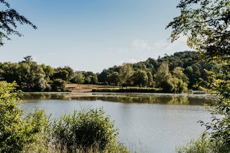 Blick auf den See, im Hintergrund ist Liegewiese und Sandstrand zu sehen | © Stadtverwaltung Crailsheim
