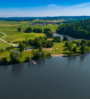 Weitläufiges Luftbild des Degenbachsees | © Patrick Ortner | Stadtverwaltung Crailsheim