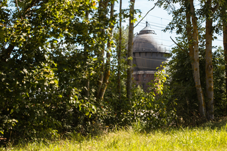 Der Crailsheimer Wasserturm, eines der Wahrzeichen der Stadt, ragt zwischen Bäumen hervor | © Stadtverwaltung Crailsheim