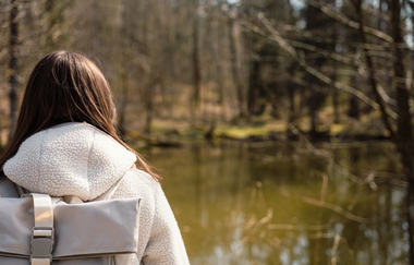 Eine Frau blickt auf einen See | © Stadtverwaltung Crailsheim