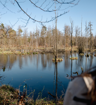 Eine Frau blickt auf einen blauen Dolinenseen | © Stadtverwaltung Crailsheim