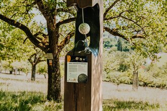 Zu sehen ist eine Stele, die im Grünen steht | © Stadtverwaltung Crailsheim