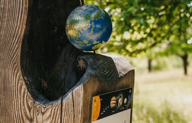 Nahaufnahme eines Planeten, im Hintergrund sind Wiese und Bäume zu sehen | © Stadtverwaltung Crailsheim