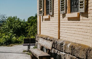Blick auf eine Holzbank an der Villa | © Stadtverwaltung Crailsheim